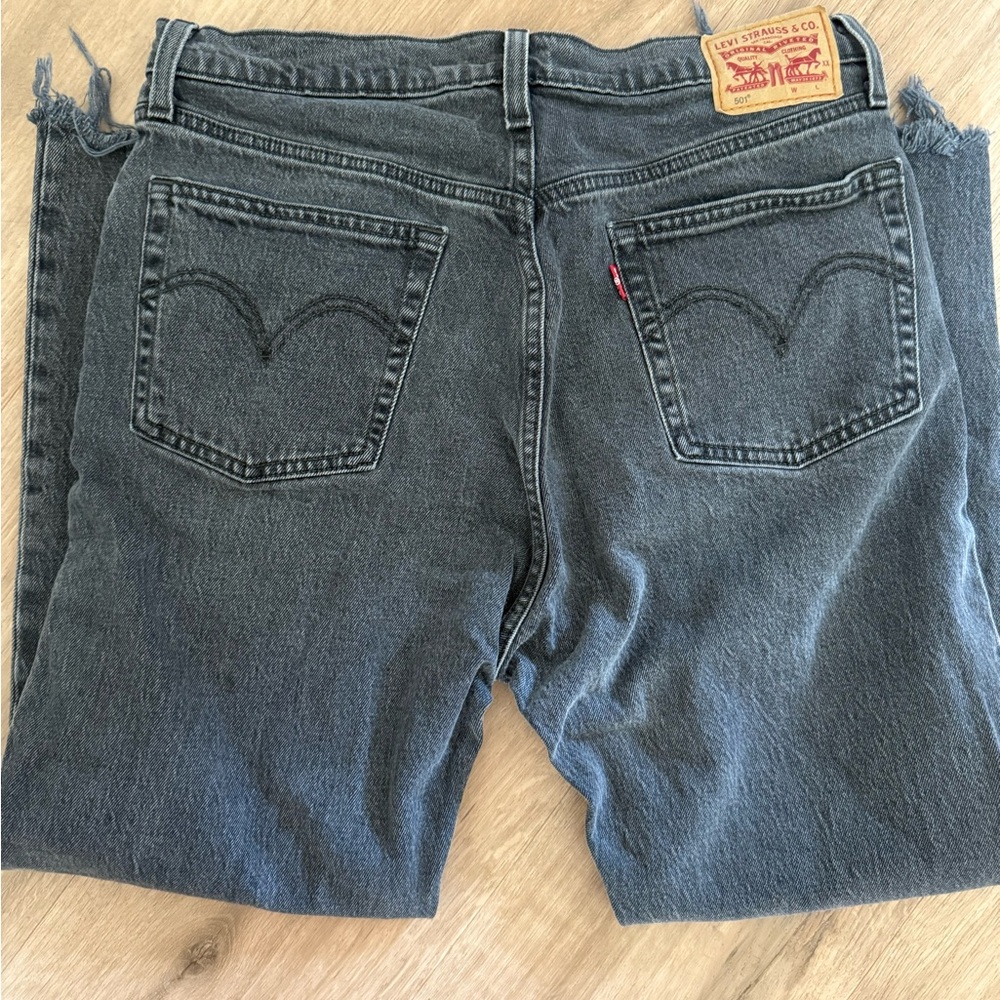 Frayed Hem Black Wash Levi Jeans